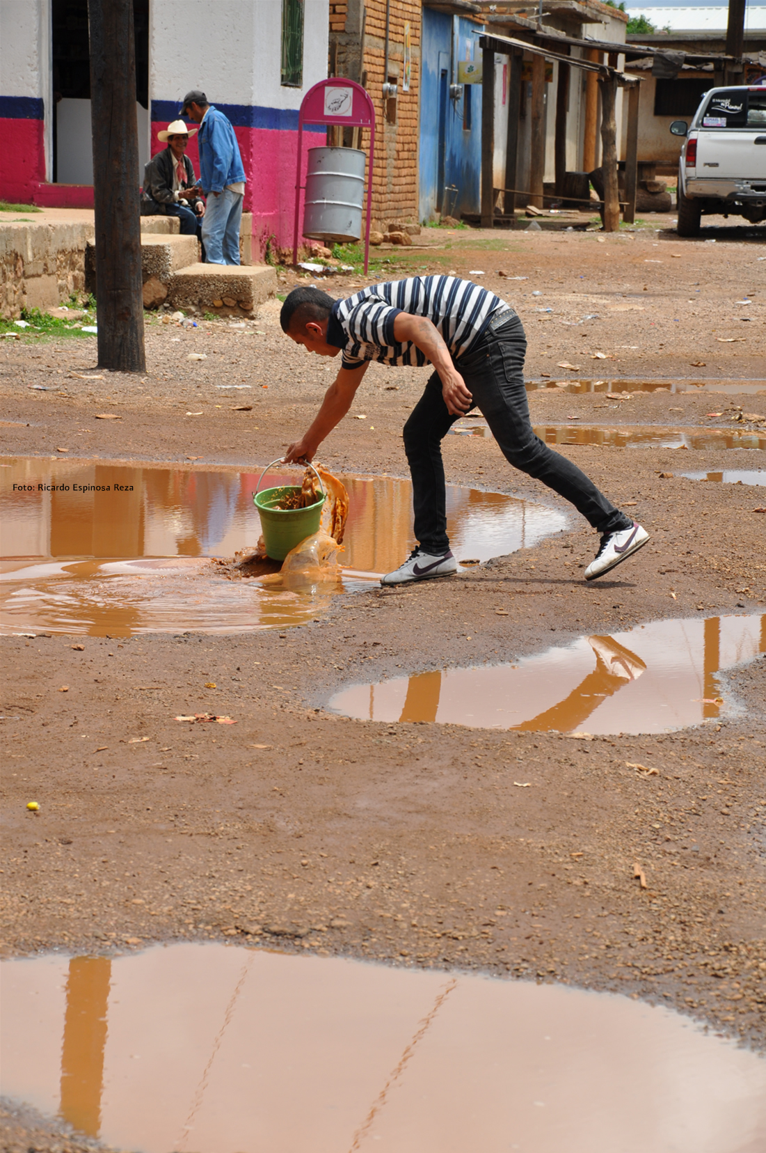 Recogiendo agua de los charcos después de una fugaz lluvia, Durango, 2012. Cada gota es valiosa