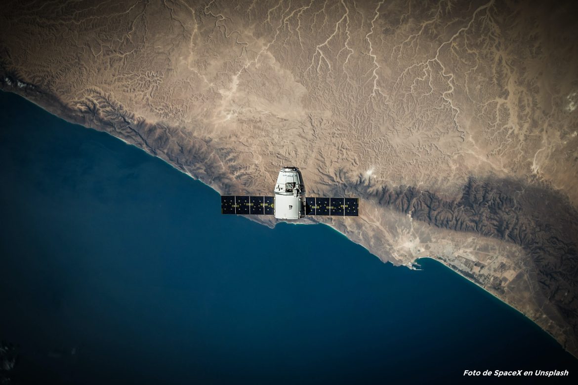 Satélite espacial sobrevolando la costa